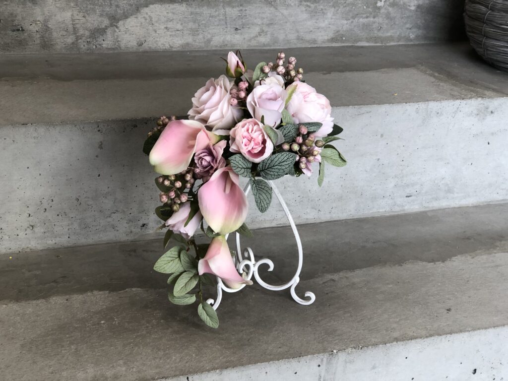 フラワーアレンジメント　テーブル装飾　受付　ロビー　造花　くすみピンク　薔薇